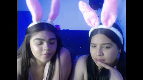 Snapshot of 2moons_full_of_love chatting on October 20, 12:59 am 2moons_full_of_love online show from October 20, 12:59 am