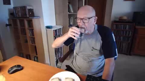  Papi  online show from April 19, 8:59 am