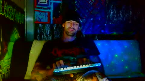 Snapshot of 8inspyder chatting on October 19, 11:04 am EvelDicknievel1 online show from October 19, 11:04 am