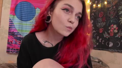 Caroline online show from December 6, 1:38 pm