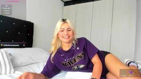 Bella  online show from November 19, 9:35 pm