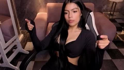 _charlottee_b online show from March 30, 1:22 pm