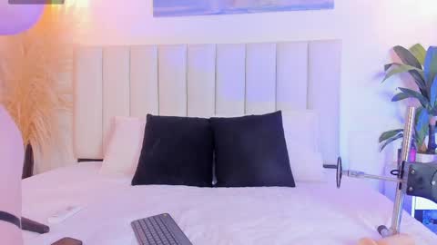 Emily Queen online show from June 3, 5:54 am