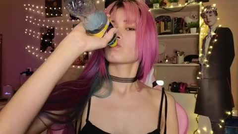 EveEva online show from March 2, 3:55 am