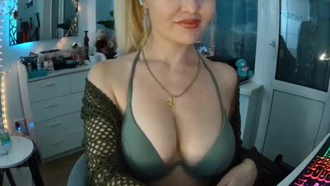 _glamorous_ online show from December 16, 4:46 pm