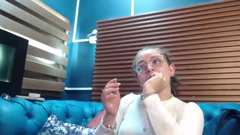 Snapshot of _isaabellaa chatting on February 17, 5:44 pm Isa online show from February 17, 5:44 pm