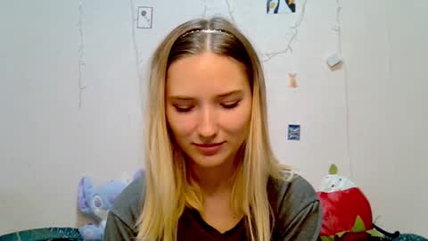 _kikiclark_ online show from September 18, 8:35 pm