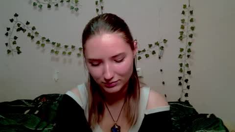 _kikiclark_ online show from November 8, 9:18 pm