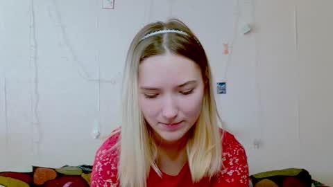 _kikiclark_ online show from October 1, 8:13 am