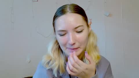 _kikiclark_ online show from September 27, 8:45 am