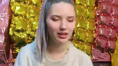 _kikiclark_ online show from April 16, 9:39 pm