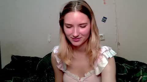 _kikiclark_ online show from October 16, 9:02 pm