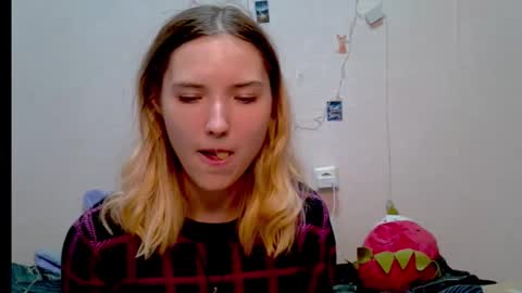 _kikiclark_ online show from October 4, 9:01 pm