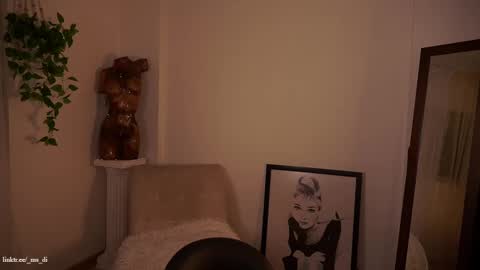 Snapshot of _lady_di chatting on October 18, 3:33 am Not on OF Some stuff for sale  online show from October 18, 3:33 am
