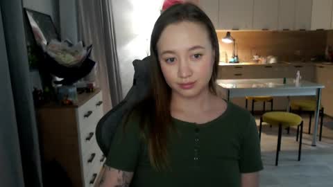 _lalune_ online show from April 19, 4:52 pm