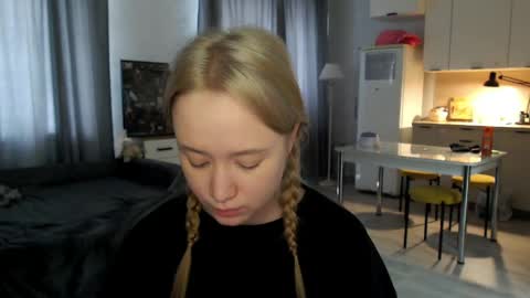 _lalune_ online show from May 12, 9:51 am
