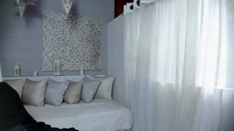 Snapshot of _luna_dupont_ chatting on February 3, 12:25 pm  Luna  online show from February 3, 12:25 pm