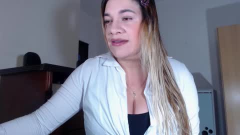 _lunagold_ online show from February 9, 2:53 pm