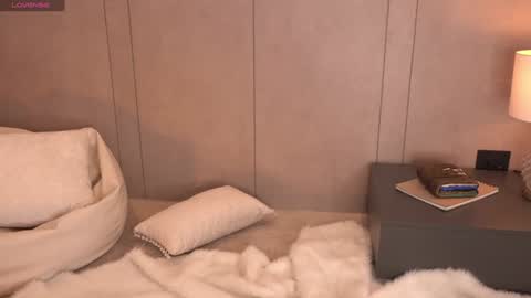     online show from December 4, 2:20 pm