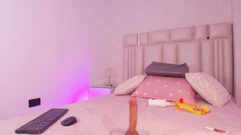 Mia  online show from March 8, 11:58 am