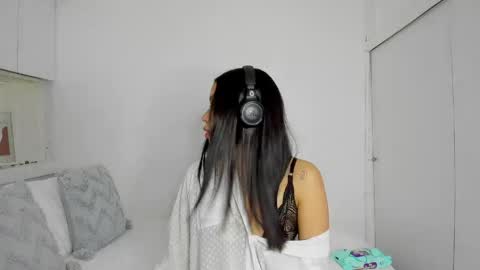 independent model natha online show from April 22, 6:42 am