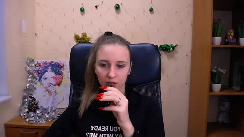 Snapshot of _nicole_new chatting on December 17, 1:05 pm Nica online show from December 17, 1:05 pm