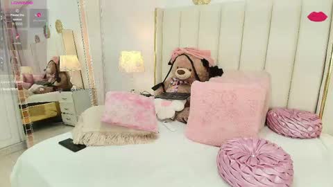  ninafox online show from May 5, 10:26 pm
