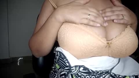 _vanshika_0 online show from November 19, 5:12 pm