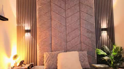 _viollettenoir_ online show from December 14, 9:32 pm