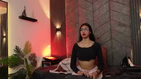 _viollettenoir_ online show from April 18, 7:40 pm