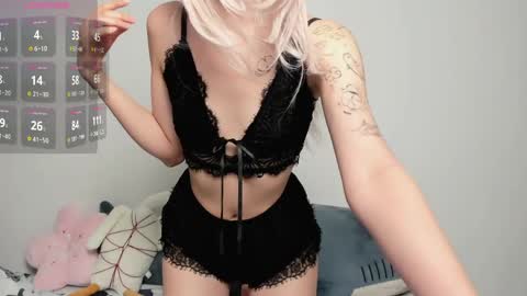 Mia online show from June 3, 9:31 pm