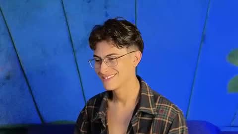 Aaron Ezequiel online show from November 15, 10:00 pm