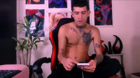 abraham_linares online show from July 10, 10:36 pm