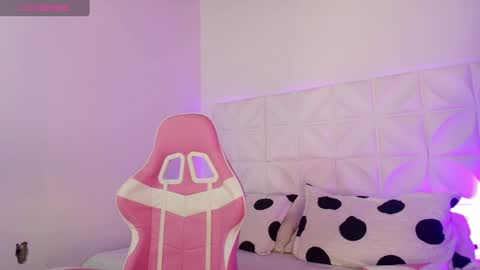 Snapshot of abril1_gh chatting on October 6, 12:01 pm Abril online show from October 6, 12:01 pm