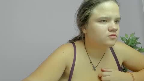 Snapshot of adelecruzz chatting on October 5, 12:13 pm adelecruzz online show from October 5, 12:13 pm