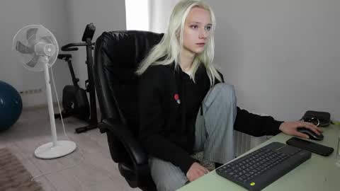 Agelina Lilly Laura online show from May 6, 12:22 pm