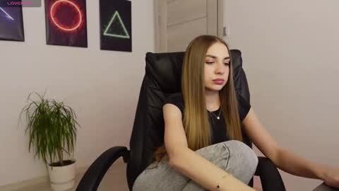 Snapshot of agelina_summer chatting on February 16, 10:32 am Agelina Lilly Laura online show from February 16, 10:32 am