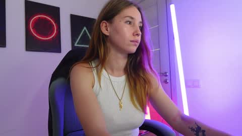 Snapshot of agelina_summer chatting on October 9, 9:20 pm Agelina Lilly Laura online show from October 9, 9:20 pm