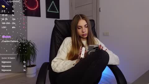 Snapshot of agelina_summer chatting on February 17, 10:07 am Agelina Lilly Laura online show from February 17, 10:07 am