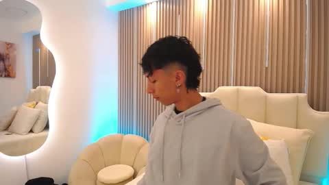 Aiden online show from March 18, 1:17 pm