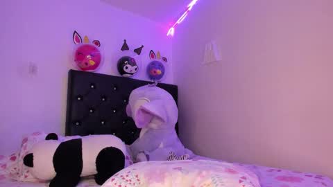 ailen and aria online show from December 19, 2:12 pm