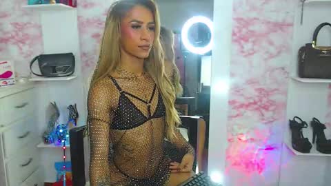 aisha salome holguin online show from November 12, 7:38 pm