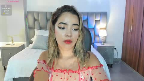 alana  online show from April 5, 7:33 pm