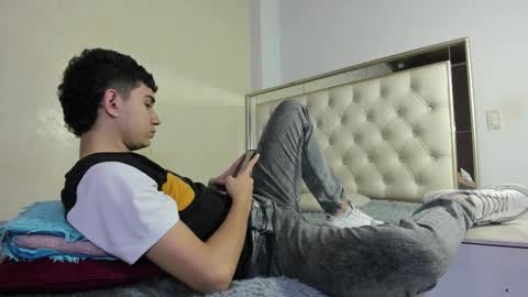 alejo_gray1 online show from November 13, 3:42 am