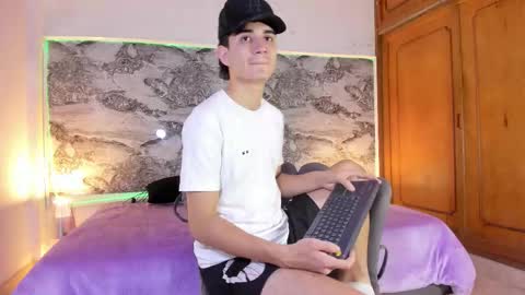 alejo_gray1 online show from November 22, 3:38 am