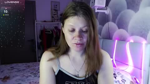 Snapshot of alekasamui chatting on October 22, 1:42 am Aleksa online show from October 22, 1:42 am