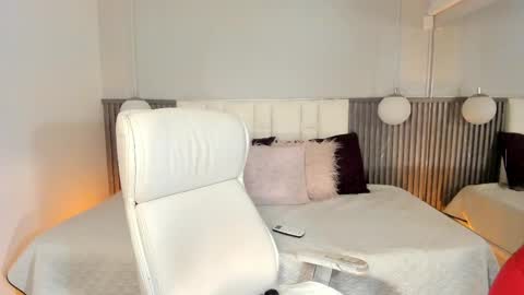 Yy  online show from April 9, 6:24 pm