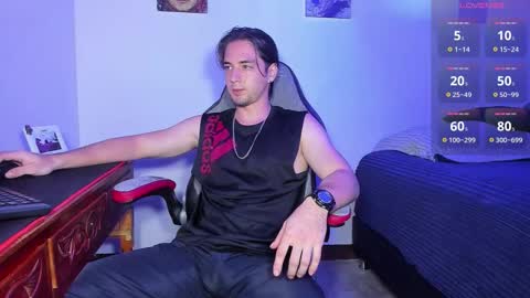 Snapshot of alex_smith0 chatting on October 2, 12:20 am     online show from October 2, 12:20 am