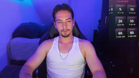 Snapshot of alex_smith0 chatting on January 24, 12:20 am     online show from January 24, 12:20 am