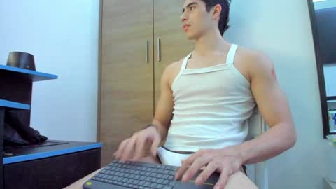 Snapshot of alexander__lips chatting on January 7, 10:19 pm alexander__lips online show from January 7, 10:19 pm